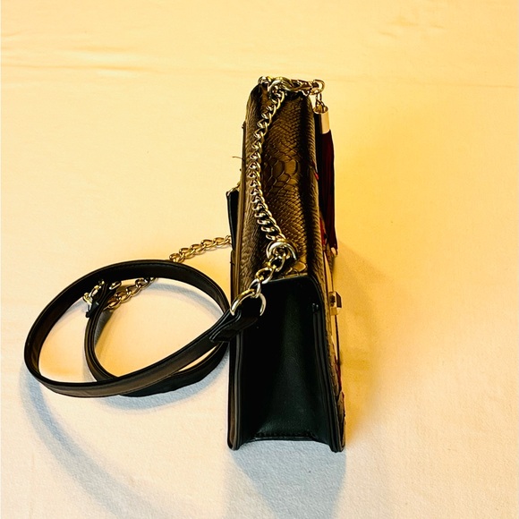 Cute Small Pocket Book With Red Embroidery Flowers And A Red Tassel - Picture 4 of 4